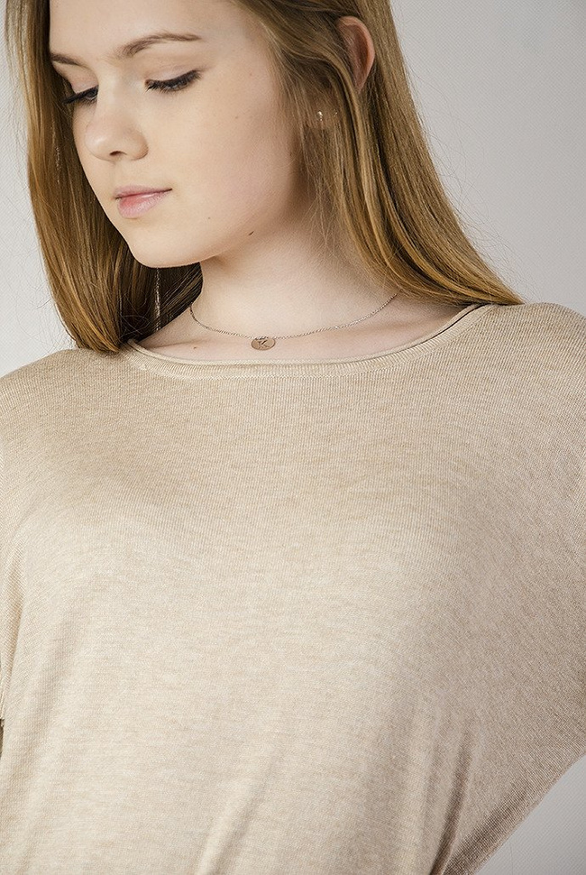 Beżowy sweterek z falbanką przy rękawie