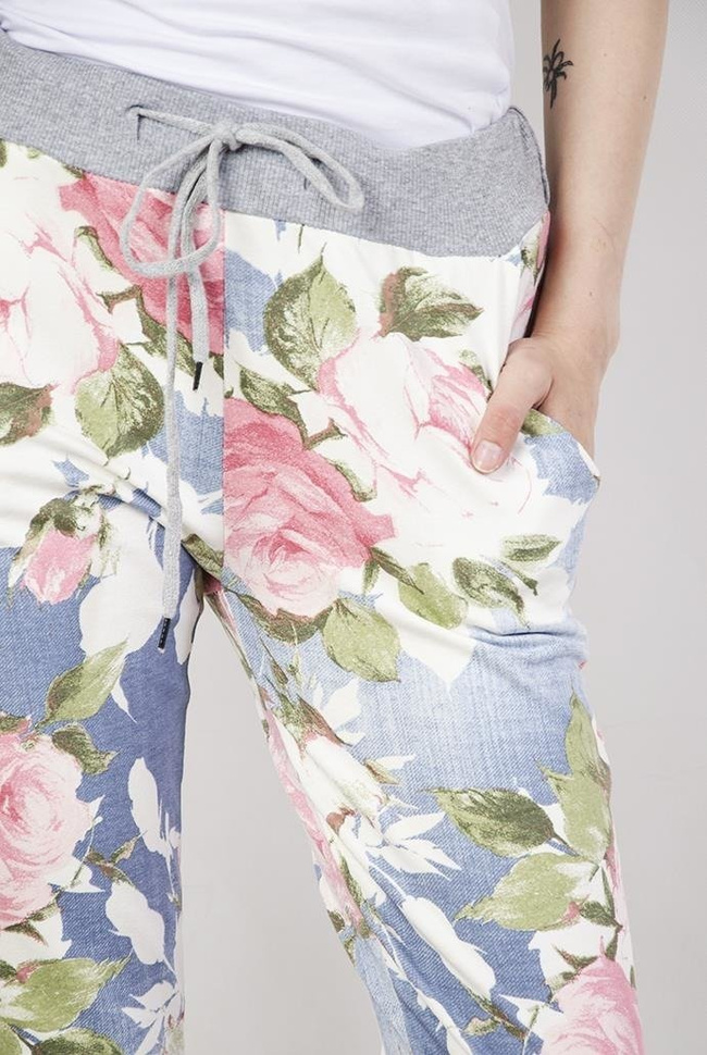 Jasnoniebieskie spodnie dresowe w róże