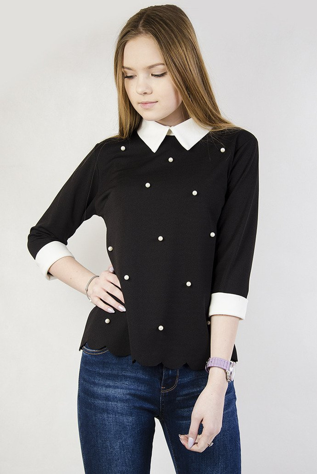 Czarna bluzka z białym kołnierzem oraz perełkami