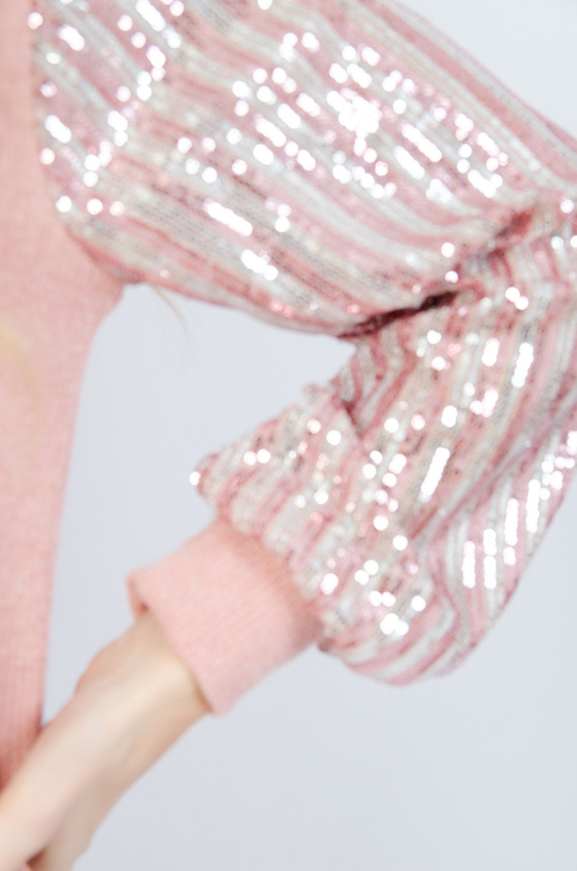 RÓŻOWA SUKIENKA Z CEKINOWYMI RĘKAWAMI 