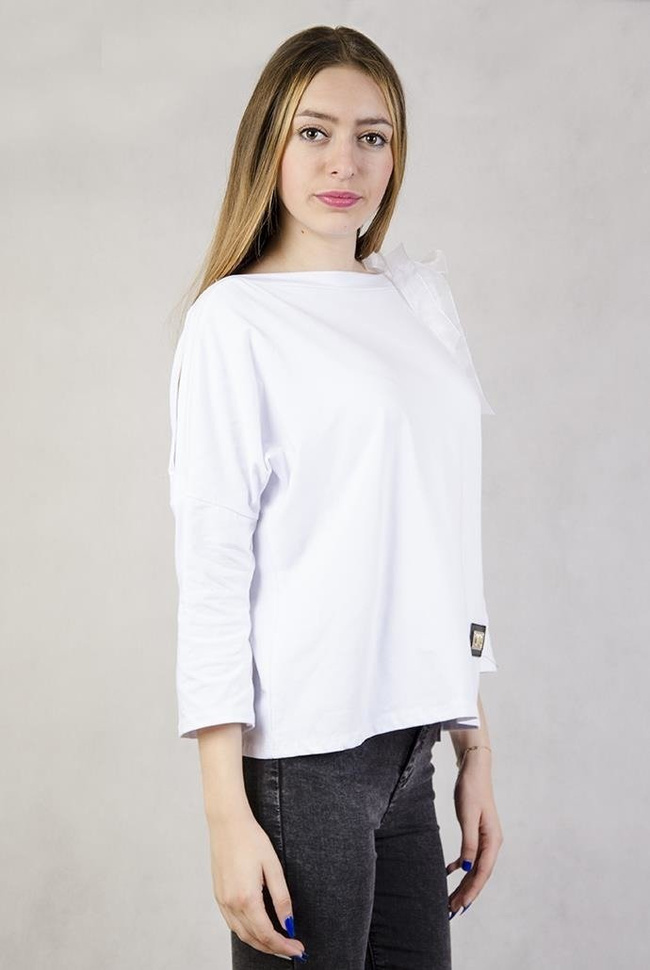 Biała bluzka z wycięciami na ramionach i wstążką