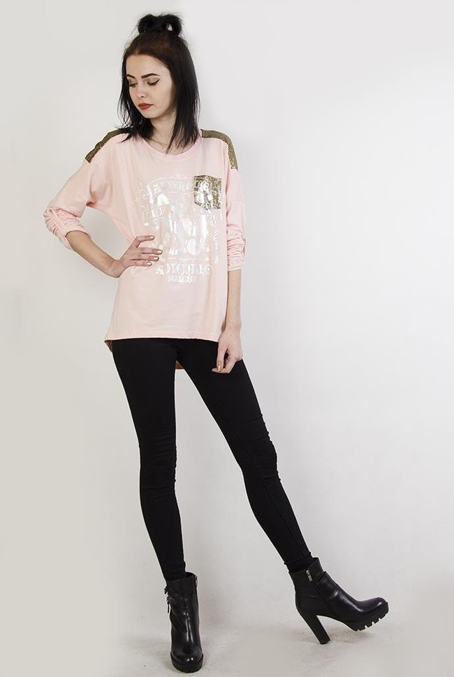 Jasnoróżowa bluzka z nadrukiem i złotymi elementami