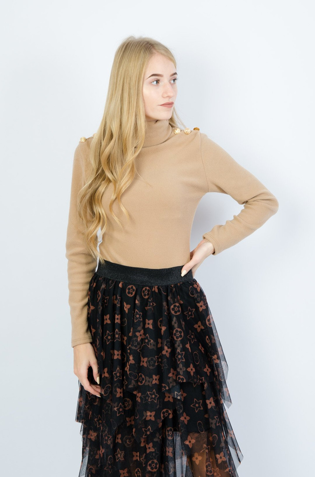 Beżowy golf ze złotymi guzikami