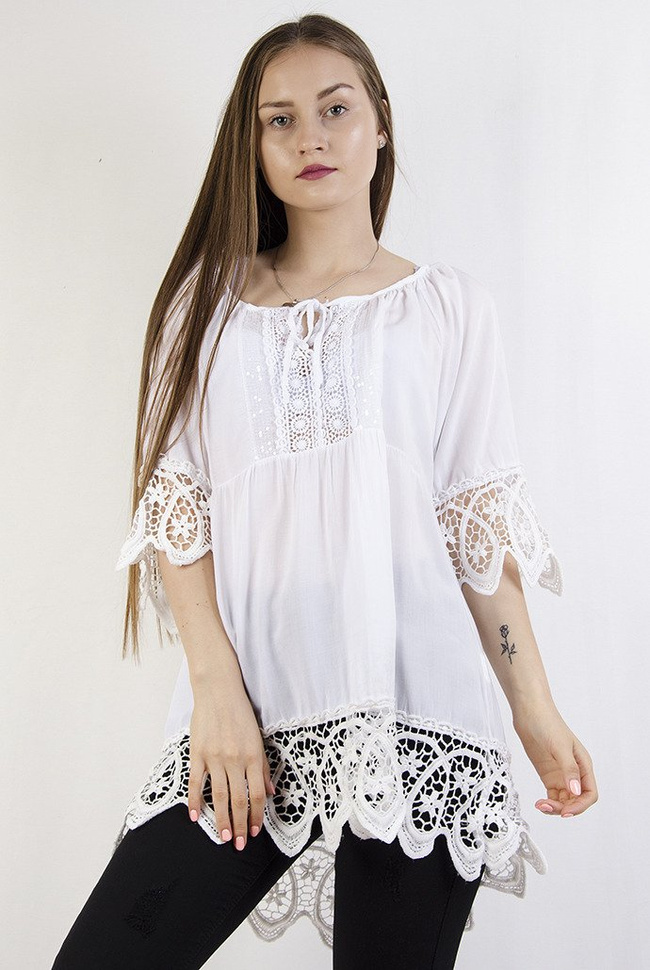 Biała bluzka z ażurowymi wstawkami oraz wiązaniem przy dekolcie