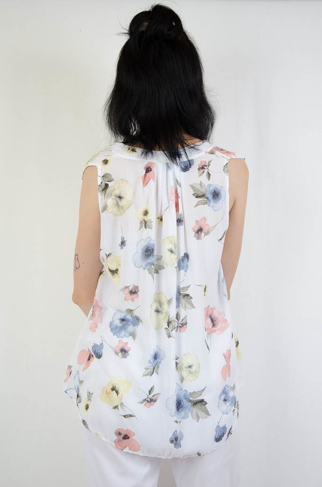 Biała bluzka w kwiatowy wzór z pionową zakładką