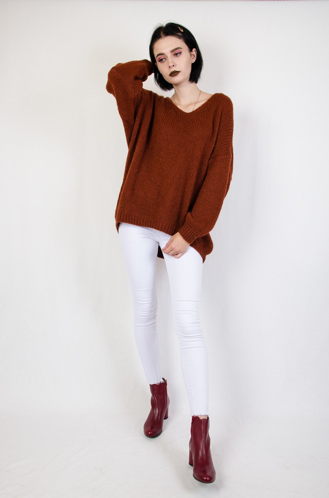 Brązowy luźny sweter w serek