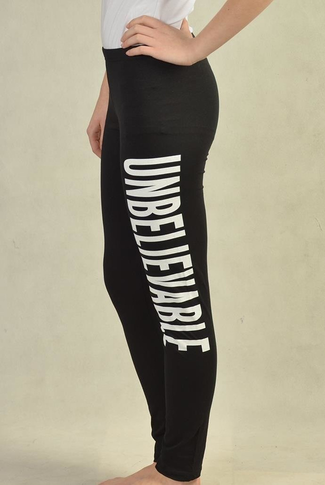 Bardzo wygodne, idealnie dopasowujące się do ciała legginsy, z napisem UNBELIEVABLE
