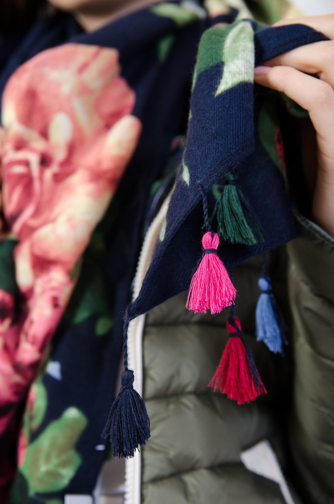 Granatowa chusta w kwiaty