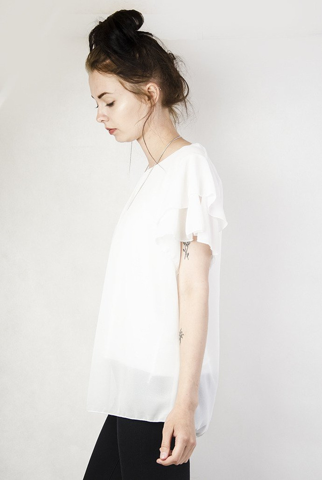 Biała bluzka z falbanami i wisiorkiem