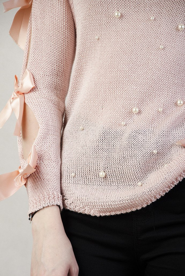 Jasnoróżowy sweter z koralikami