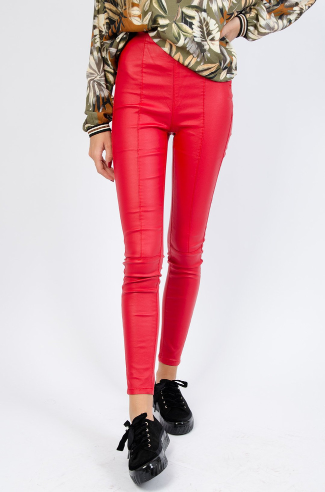 Czerwone woskowane spodnie z przeszyciami oraz zamkiem z boku