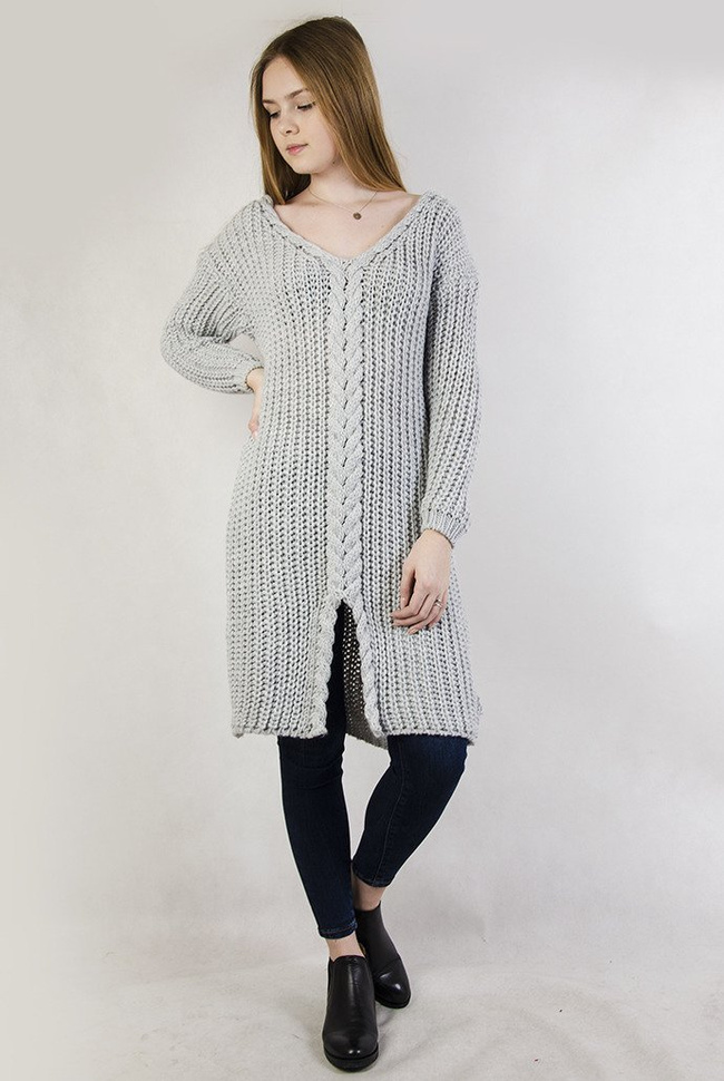 Długi szary sweter w serek, z rozcięciem na dole