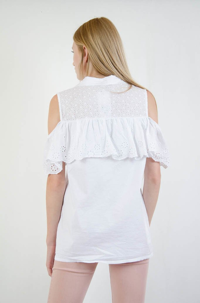 Biała bluzka z kołnierzykiem oraz odkrytymi ramionami