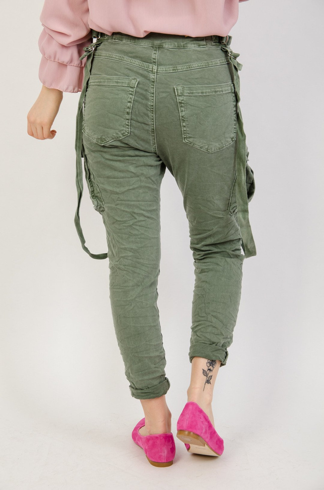 Joggery w kolorze khaki z kieszeniami oraz szelkami