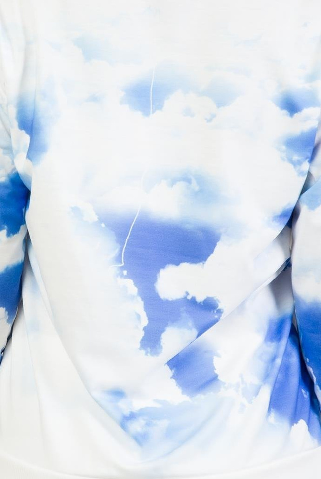 Biała bluza z chmurkami