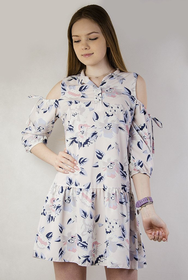 Jasna sukienka w kwiaty z odkrytymi ramionami