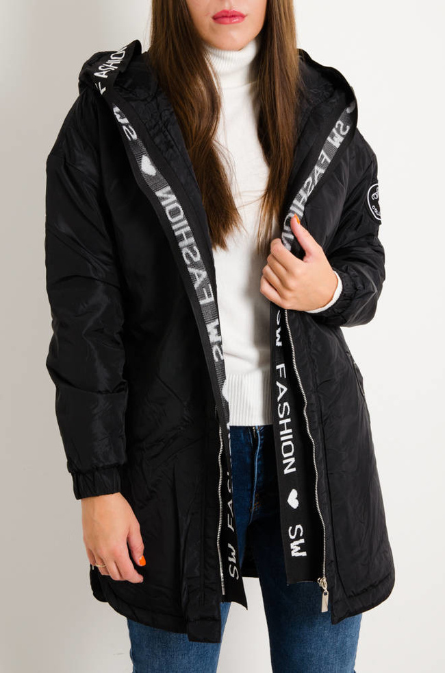 KURTKA Z OZDOBNĄ GUMĄ I ZAMKAMI PO BOKACH- CZARNA