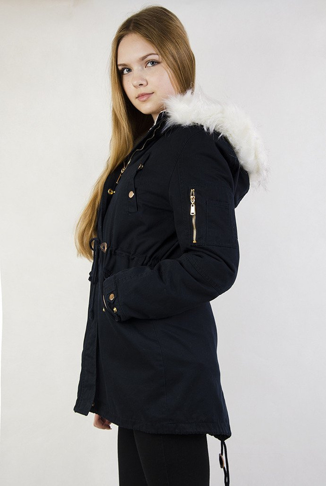 Granatowa kurtka parka z białym futerkiem