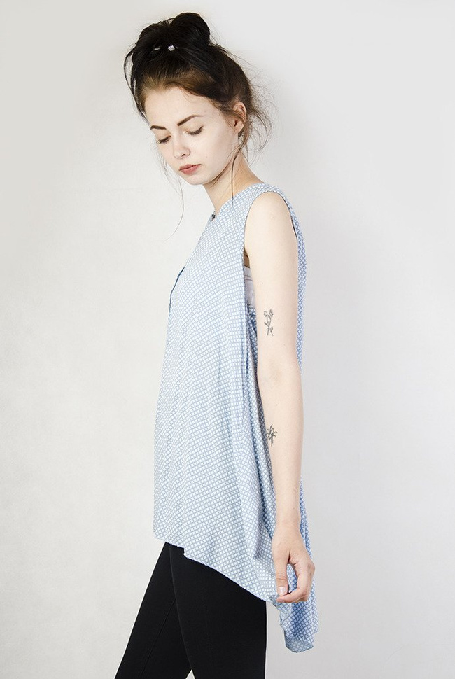 Asymetryczna niebieska bluzka z trzema guzikami