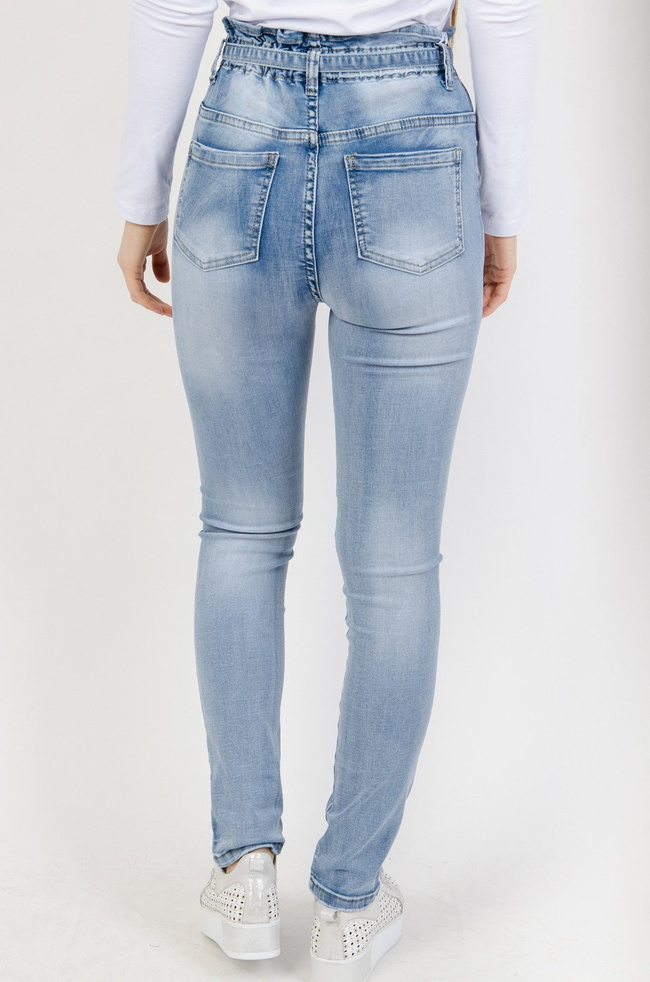 Jasne spodnie z wysokim stanem wiązane w pasie