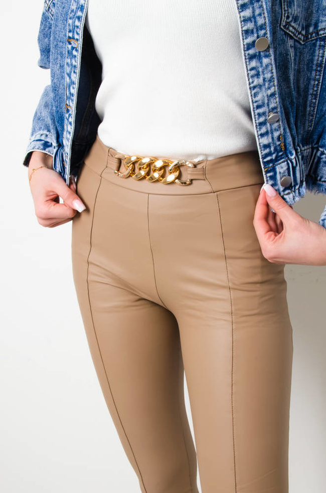 BEŻOWE LEGGINSY Z PRZESZYCIAMI I OZDOBNYM ŁAŃCUCHEM