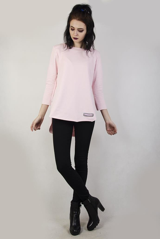 Jasnoróżowa, asymetryczna bluzka o prostym kroju