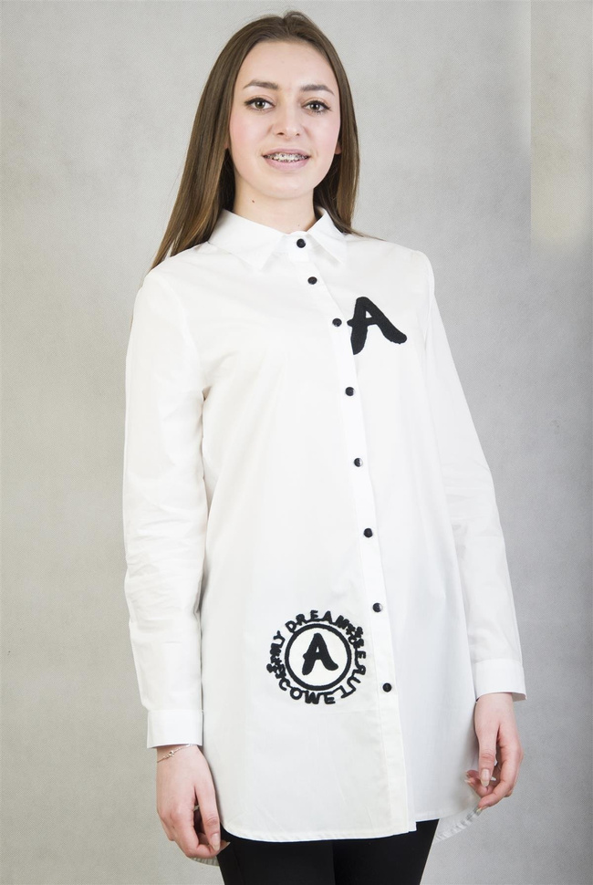 Biała, długa koszula z literką