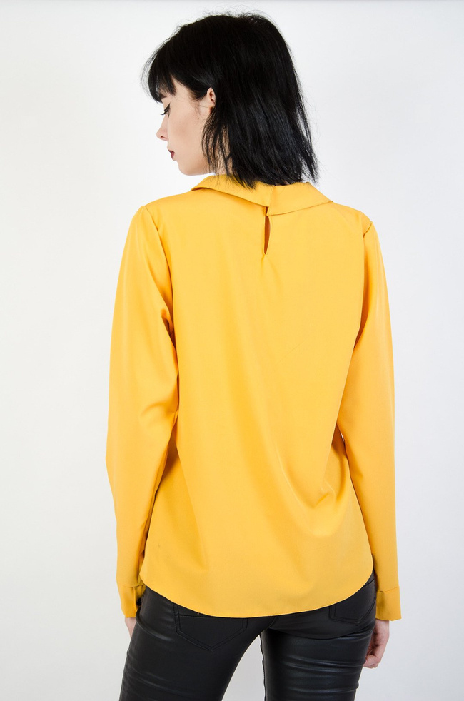 Musztardowa koszula z wiązaniem przy szyi 