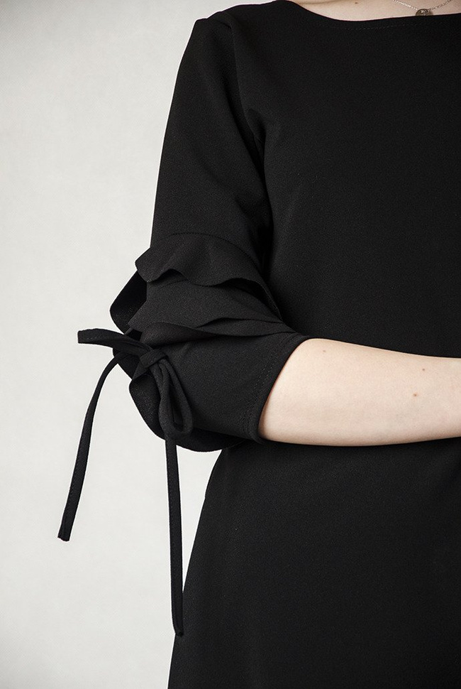 Czarna sukienka z falbanami przy rękawach