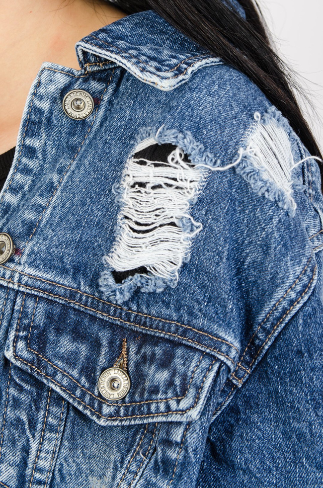 Krótka jeansowa kurtka z przetarciami