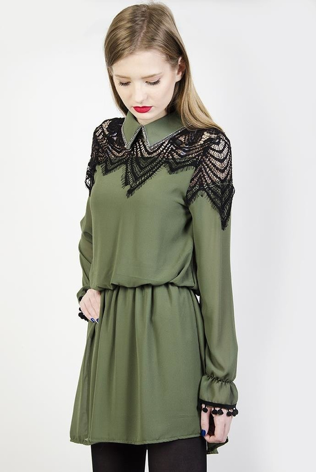 Zielona szyfonowa sukienka ze zdobieniem i kołnierzykiem