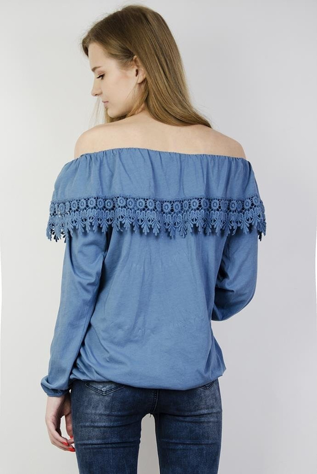 Niebieska bluzka z hiszpańskim dekoltem i zdobieniami