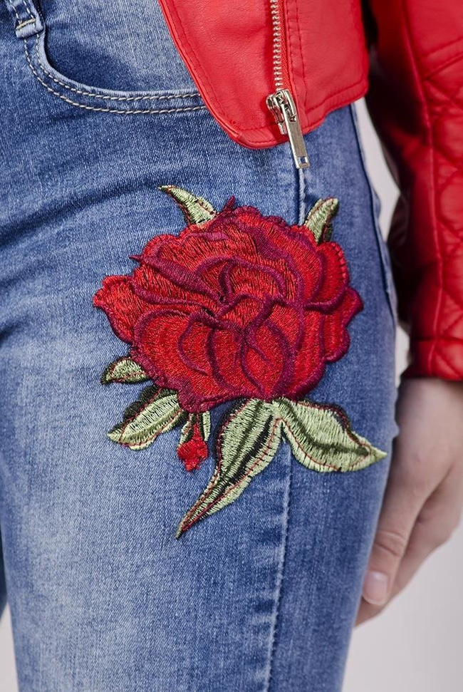 Spodnie jeansowe z naszywkami różami i wysokim stanem