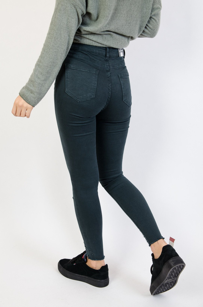 Zielone spodnie z szarpaniem na nogawce