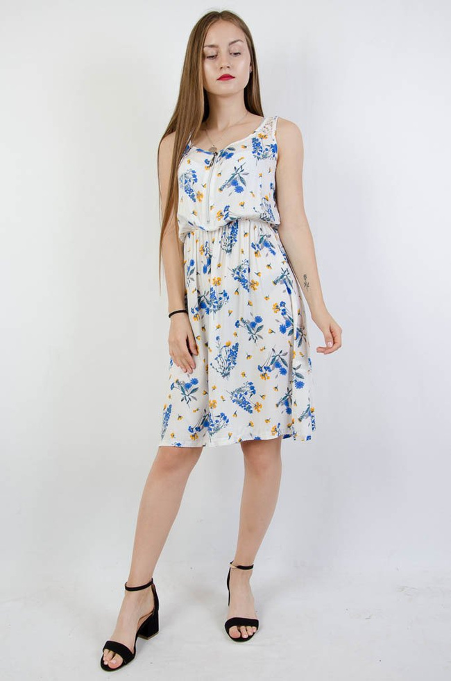 Zwiewna biało niebieska sukienka z gumką w pasie