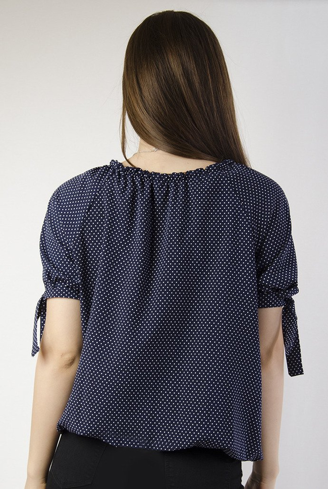 Granatowa bluzka w kropki z marszczeniem przy dekolcie
