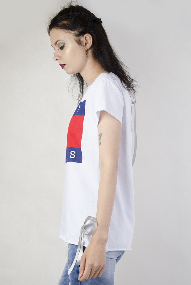 Biała bluzka z napisem "Girl Jeans"