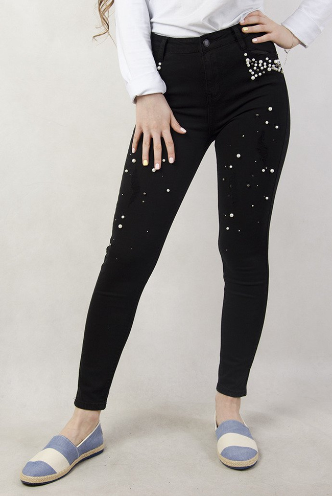 Czarne spodnie z przetarciami oraz koralikami