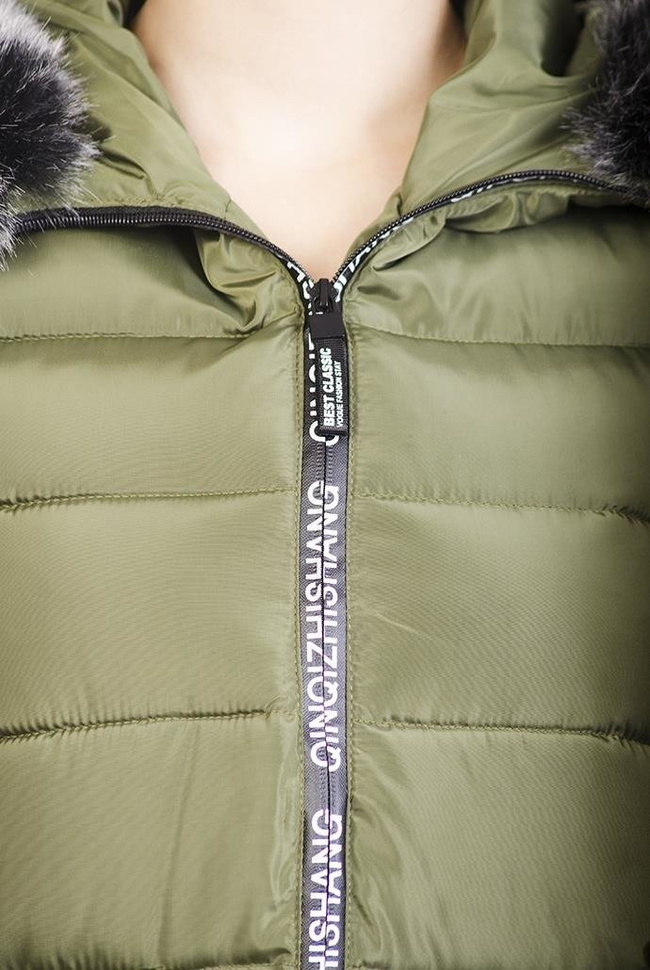 Zielona ocieplana, przedłużana kurtka z futerkiem przy kapturze