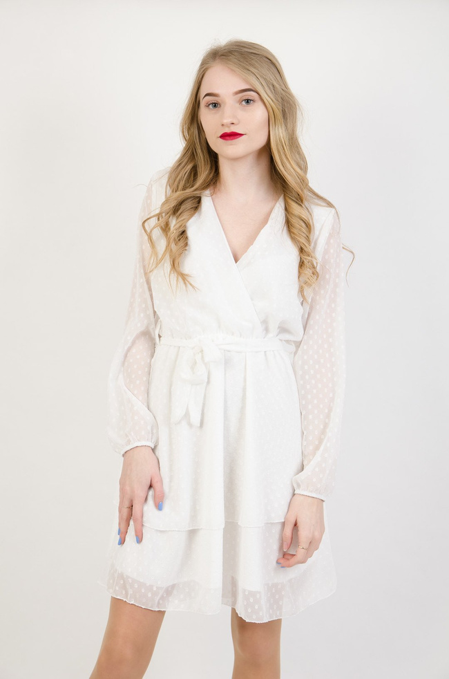 Biała szyfonowa sukienka wiązana w pasie