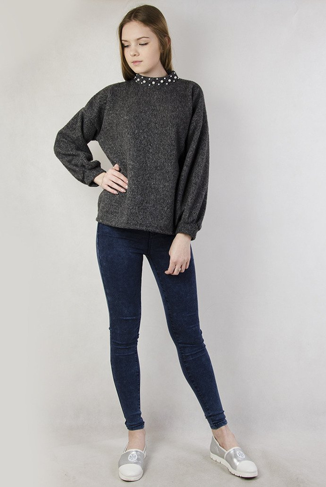 Ciemnoszary sweterek z perełkami przy szyi oraz bufiastymi rękawami