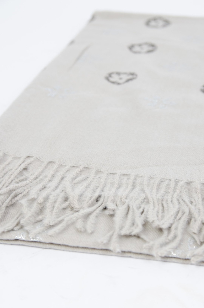 Szary szal z delikatnym kwiatowym wzorem