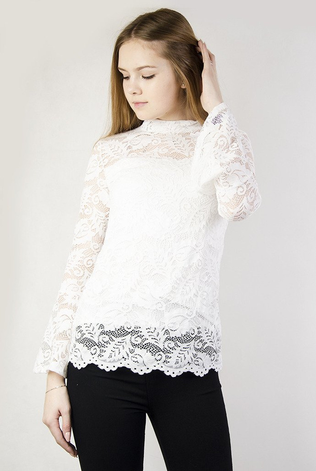 Biała koronkowa bluzka z rozszerzanymi rękawami