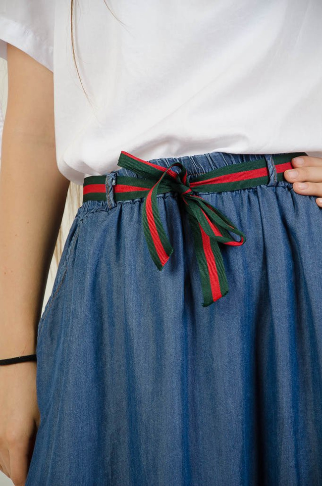 NIEBIESKA SPÓDNICA ZA KOLANO Z WIĄZANIEM W PASIE 