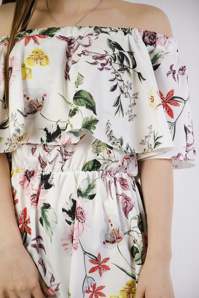 Biała sukienka w kwiatowy wzór z gumką w pasie