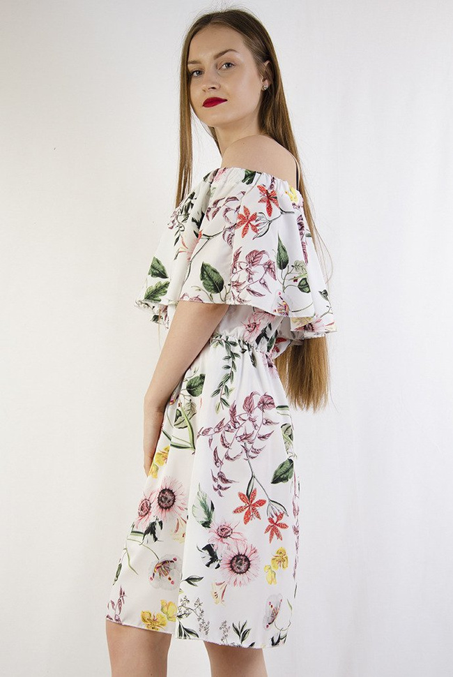 Biała sukienka w kwiatowy wzór z gumką w pasie