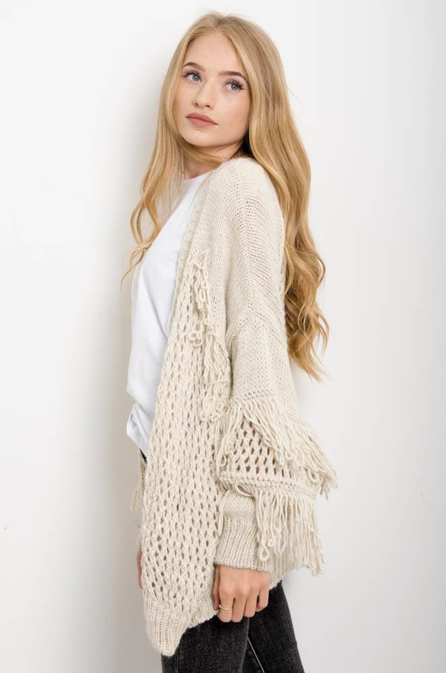 AŻUROWA NARZUTKA Z FRĘDZLAMI W KOLORZE BEŻOWYM