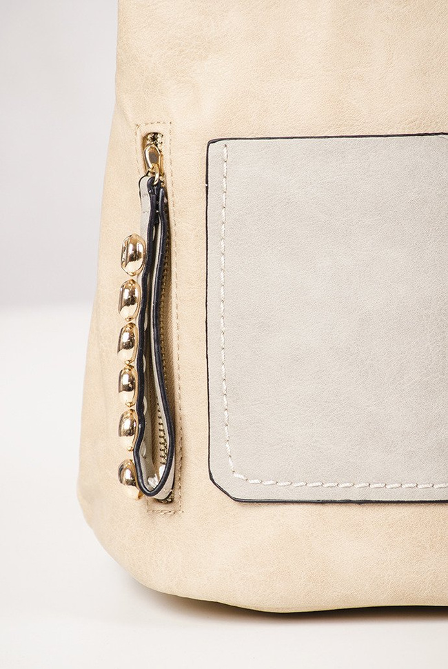 Beżowo-szara torebka na złotym łańcuszku