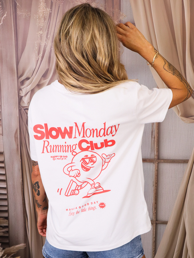 T-SHIRT Z CZERWONYM NAPISEM I APLIKACJĄ NA PLECACH- BIAŁY