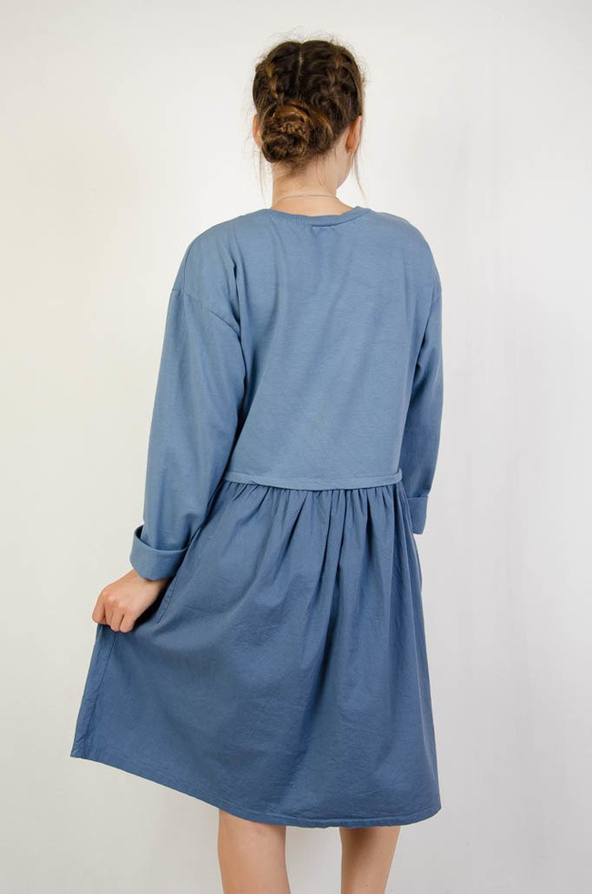 Niebieska rozkloszowana sukienka z dresową górą